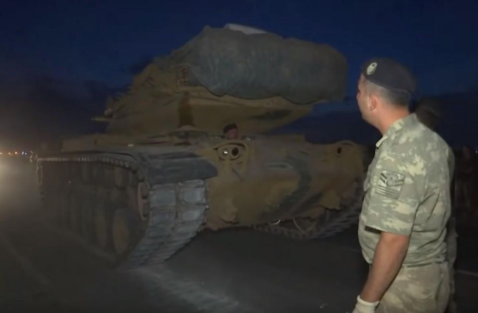 OVAKO TURSKA GOMILA SNAGE NA GRANICI SA SIRIJOM: Sa 130 oklopnih vozila hoće da zbrišu Kurde (VIDEO)