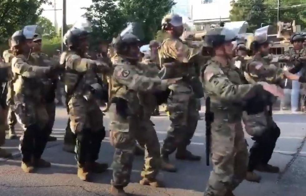 OVE SCENE SU ODUŠEVILE SVET: Nacionalna garda zaplesala čuvenu Makarenu sa demonstrantima! (VIDEO)
