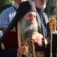 OVO JE MESTO MOLITVE, GOLOGTE I TAČKA PREISPITIVANJA ČOVEČANSTVA Patrijarh Porfirije služio parastos za stradače Srbe u Bratuncu