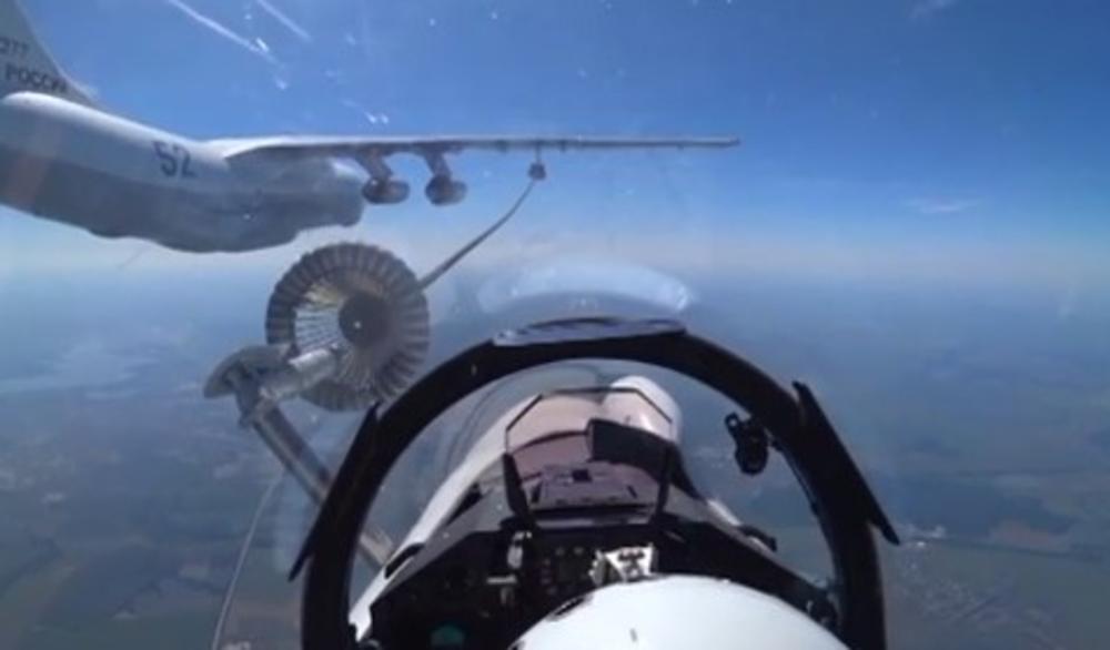 OVO JE NAJVAŽNIJI DEO OBUKE PILOTA: Pogledajte kako se na visini od 6.000 metara suhojima puni gorivo (VIDEO)