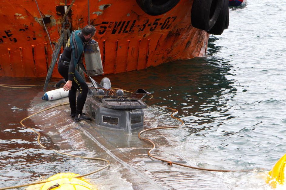 OVO JE PODMORNICA PUNA KOKAINA: Izvučeno plovilo koje su dileri iz Ekvadora potopili sa TONAMA droge! (FOTO)