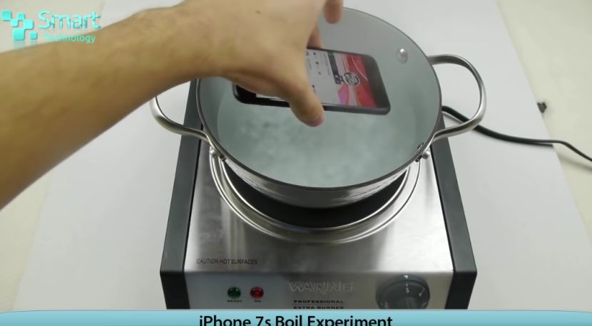 OVO NIJE REALNO: Kuvao je iPhone 7 u vodi 5 minuta, a posle svega on ipak RADI (VIDEO)