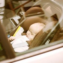 OVO NIKAKO NEMOJTE DA RADITE: Ostavljanje deteta i na 10 minuta u automobilu može biti fatalno
