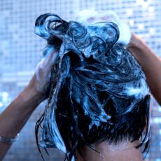 OVO SIGURNO RADIŠ I TI - Frizer objasnio zašto NIKAKO NE SMEŠ masirati teme dok pereš kosu!
