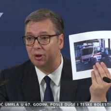 OVO VOZILO JE PREVOZILO BOLESNIKA! Vučić u uživo obraćanju pokazao sliku zaustavljenog saniteta na Jarinju!