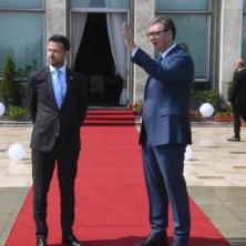 OVOGA NIJE BILO NA TV-u! Vučić i Milatović u opuštenom razgovoru na terasi Palate (FOTO)