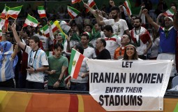
					Obezbeđenje sprečilo Iranku da ističe aktivističke poruke 
					
									