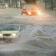 Obilna kiša u kratkom vremenu popunjava sve neravnine Upozorenje AMSS nakon obilne kiše: U takvim uslovima, vozilo lako gubi stabilnost