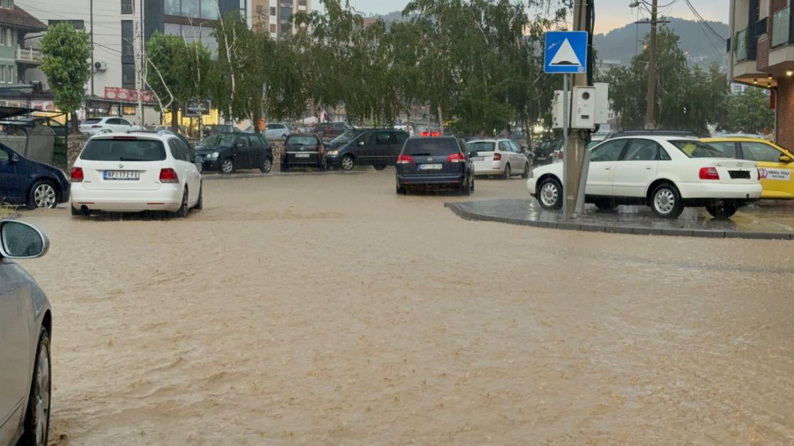 Obilne padavine izazvale poplave u više ulica Novog Pazara (VIDEO)