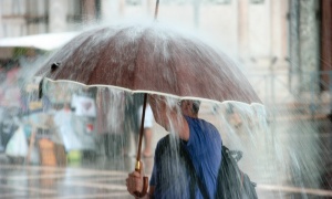 Obilne padavine, jaka grmljavina i olujni vetar stižu u Srbiju, na snazi meteoalarm