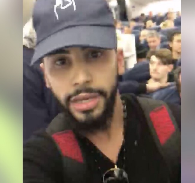 Objavio snimak kako ga izbacuju iz aviona jer je pričao na arapskom jeziku (Video)