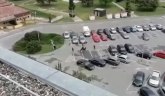 Objavljen snimak napada na Srbe u Vukovaru: Oborili ih na zemlju i šutiraju ih VIDEO