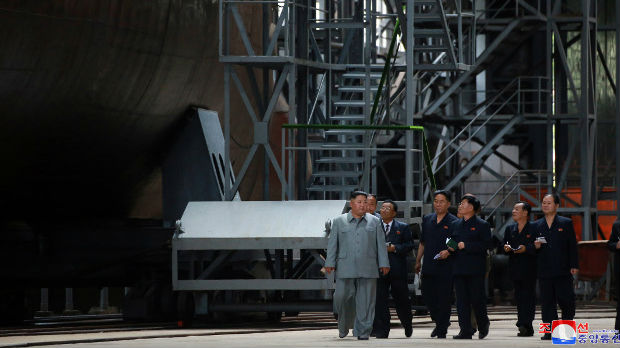 Objavljene fotografije Kim Džong Una kako obilazi radove na podmornici