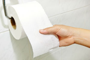 Oblažete dasku na wc šolji toalet papirom? Kakva GREŠKA!