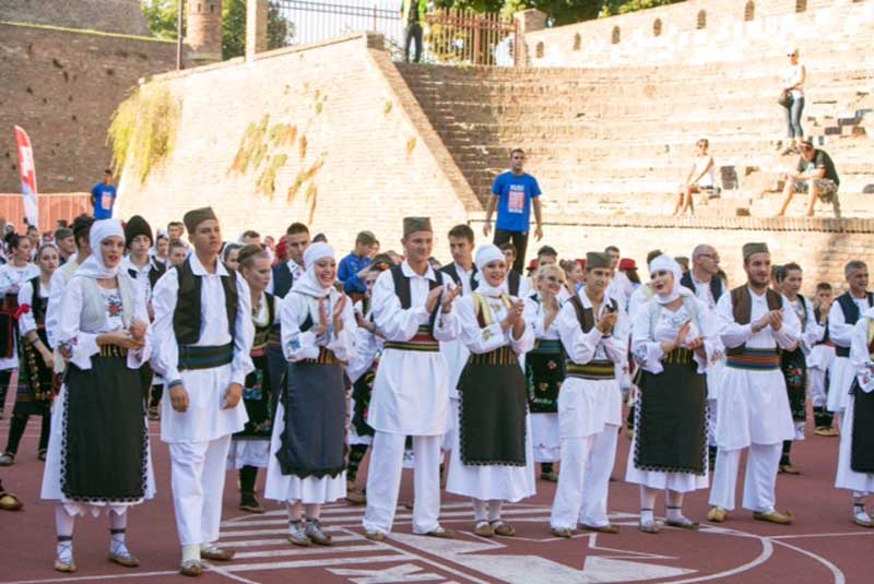 Oboren Ginisov svetski rekord u broju ljudi koji plešu Srpski ples pobede! FOTO + VIDEO