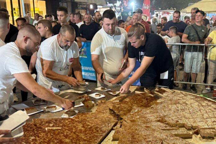 Oboren rekord – Leskovčani napravili pljeskavicu od 90 kilograma