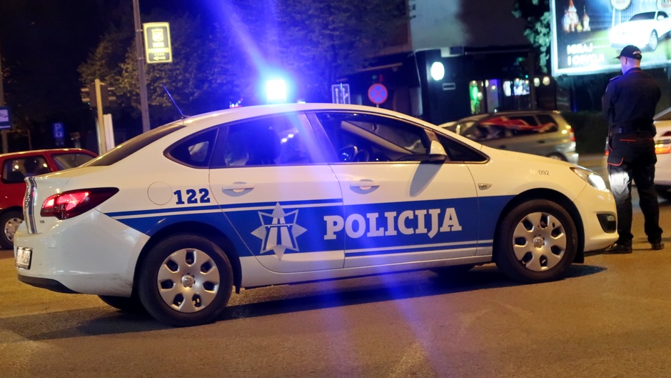 Obračun na Cetinju: Upucani u automobilu!