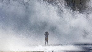 „Obustavljene sve aktivnosti u regionu“: Oluja Erik prerasla u uragan kod pacifičke obale Meksika