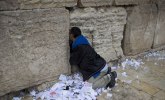 Očistili Zid plača od papirića sa molitvama