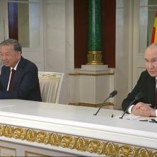 Od tajge do britanskih mora...! Putin pesmom priziva duh Sovjeta dok učvršćuje vojne veze s Vijetnamom! (VIDEO)