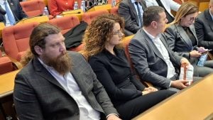 Odbačena krivična prijava protiv člana SNS-a koji je napao snimatelja: Tužilaštvo smatra da to nije nasilničko ponašanje, podneće prekršajnu prijavu