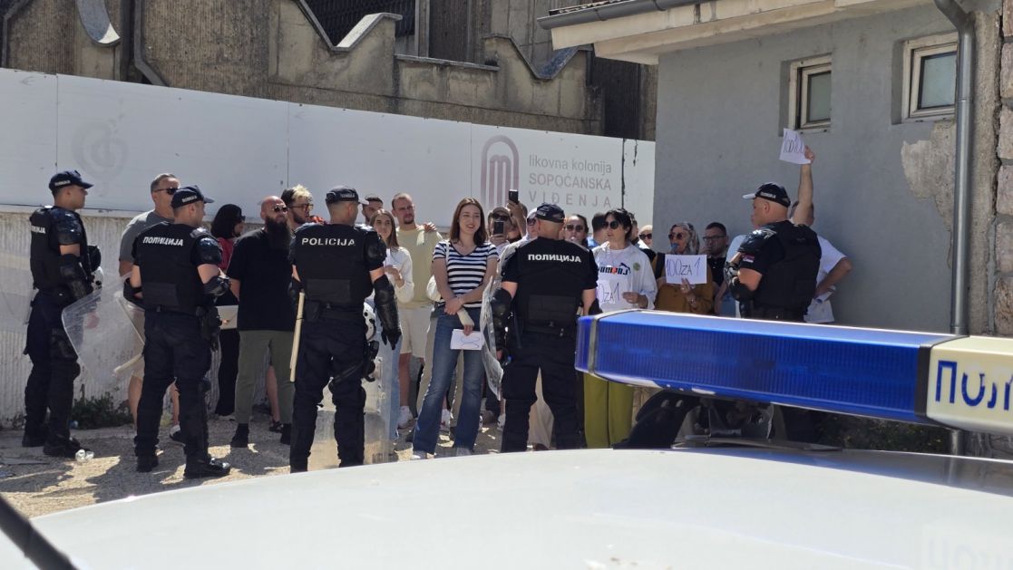 Odbornici SDP-a bježe od građana: Skupština počela uz protest i sporedni ulaz