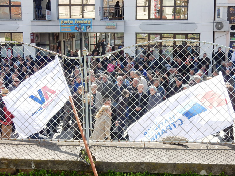 Odbornici iz SNS i SPS protestovali protiv partijskih kolega u lokalnoj vlasti (VIDEO)
