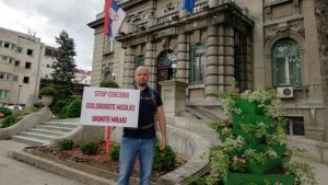 Odbornik „Niške inicijative“ protestvuje ispred gradske kuće zbog medijskog mraka