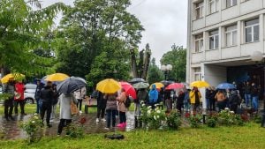 Odbornike Lokalnog fronta i Udruženja starosedelaca Kraljeva izvode pred tužioca, građani se okupljaju ispred tužilaštva