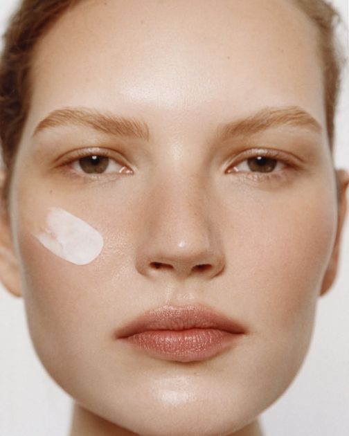 Odgovor na smanjenje tamnih fleka? Istražujemo šta je alfa arbutin i kako ga uvrstiti u skincare rutinu