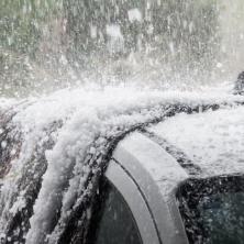 Odjednom je počelo da tuče Jako nevreme se sručilo na Šumadiju! Vozači nisu mogli da voze, pričinjena velika šteta