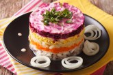 Odlična zamena za rusku: Slavska salata sa ribom i cveklom