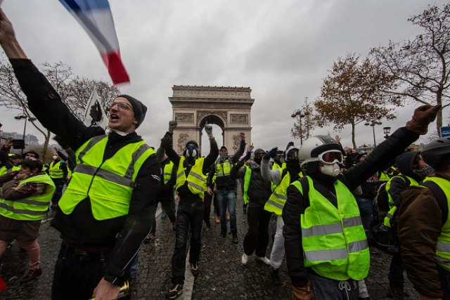 Žuti prsluci i neredi odlažu fudbal u Francuskoj