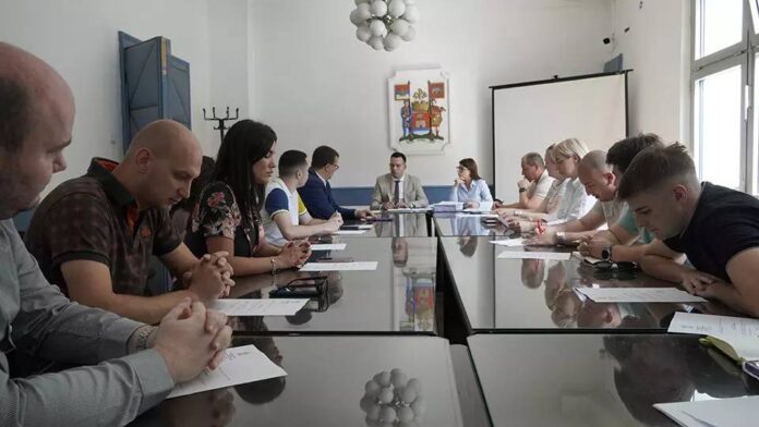 Odloženo glasanje za projekte za mlade u Nišu jer naprednjaci nisu imali većinu – opozicija tvrdi da je konkurs sumnjiv
