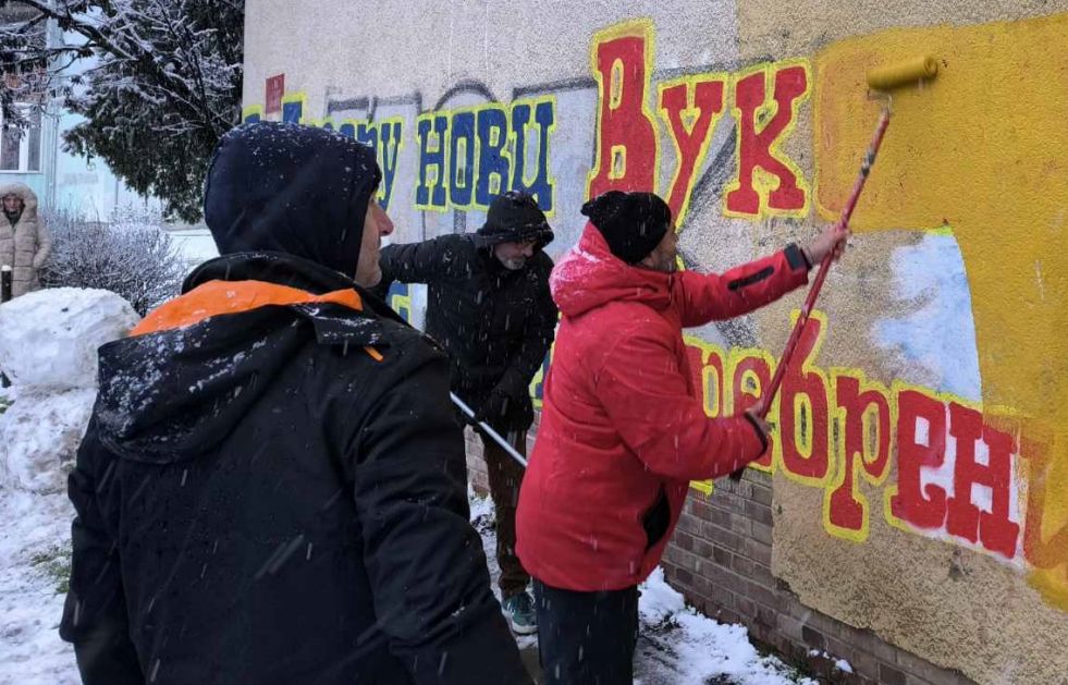 Određen pritvor zbog poruka mržnje ispisanih na zgradi u Pančevu