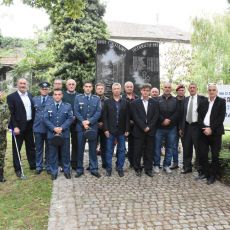 Održan pomen palim borcima: U Karamatinom parku položeni venci u znak sećanja poginulim u ratovima na tlu bivše Jugoslavije