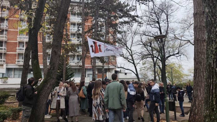 Održan protest u Niškoj Banji zbog osnivanja Fakulteta srpskih studija, sastanka nije bilo