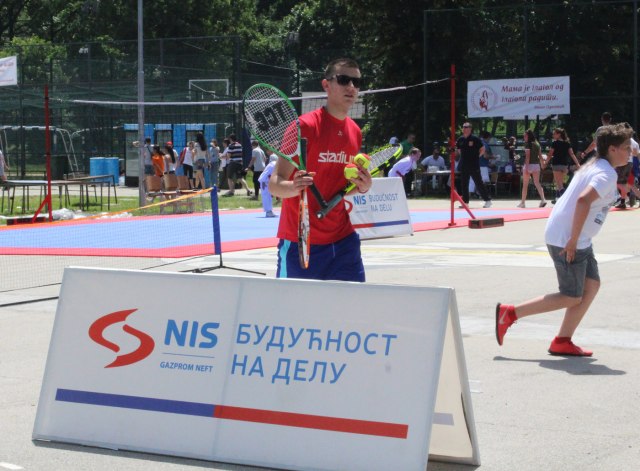 Održana besplatna škola tenisa za decu na Adi