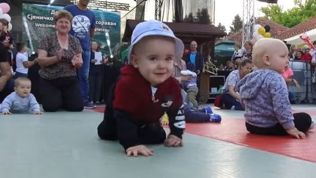 Održana najljepša trka u Sjenici: Bebe stale na crtu, ali jedan dječak je zastao i oduševio sve (VIDEO)