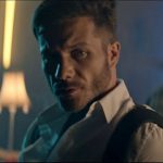 Oduševio fanove novim spotom: Saša Kovačević kao seksi detektiv izgleda nikad bolje (video)