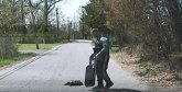 Oduševio javnost: Policajac pomogao kornjači da pređe put / VIDEO