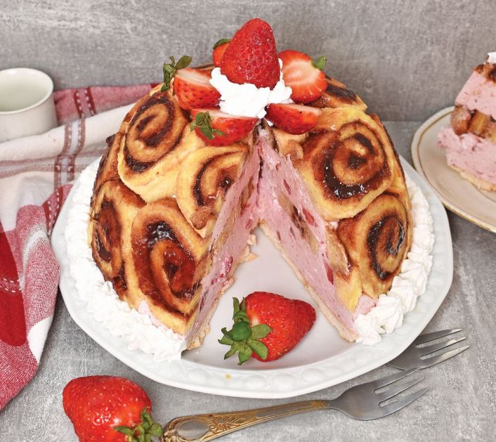 Oduševite goste jeftinom tortom od jagoda: Kremasta, dekorativna, a ukus joj je neodoljiv (recept)
