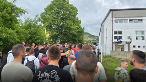 „Oduzimanje prava našoj deci“: Protest zbog preuzimanja Sportske hale u Leposaviću