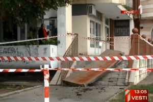 Odvalio se betonski deo terase u Nišu i pao sa 16. sprata na mesto gde se svakodnevno igraju deca! (VIDEO)