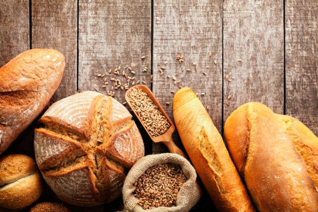 Ograničenje cene hleba i dalje na snazi: Iz robnih rezervi pekarima još 42.000 tona brašna