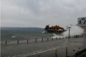 Ohridsko jezero pobesnelo: Poplava, polomljen most (VIDEO)