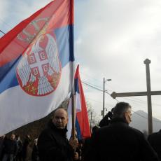 Oj, Srbijo, mila mati ori se Kosovom! Hiljade ljudi na ulicama, jedan DETALJ sa protesta RASPLAKAO SRBIJU (FOTO)