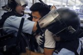 Napeto: Okršaj policije i demonstranata na aerodromu u Hongkongu FOTO/VIDEO