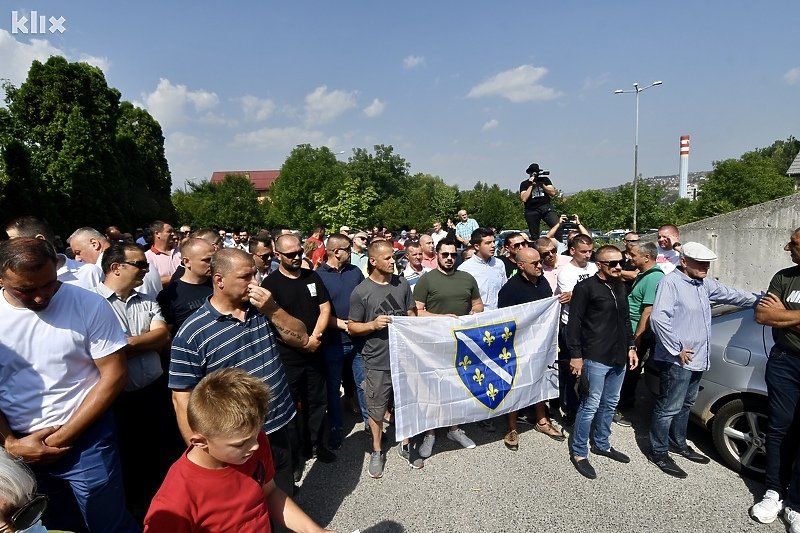 Okupljeni ispred Tužilaštva BiH zvižde i skandiraju Gordani Tadić: “Ostavka”