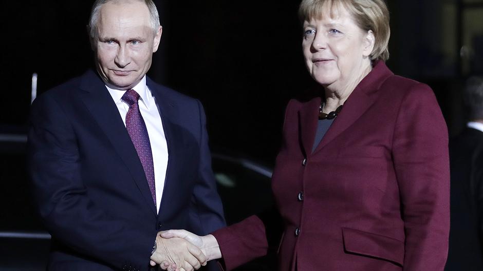 Oland i Merkel Putinu: Činite ratni zločin u Alepu